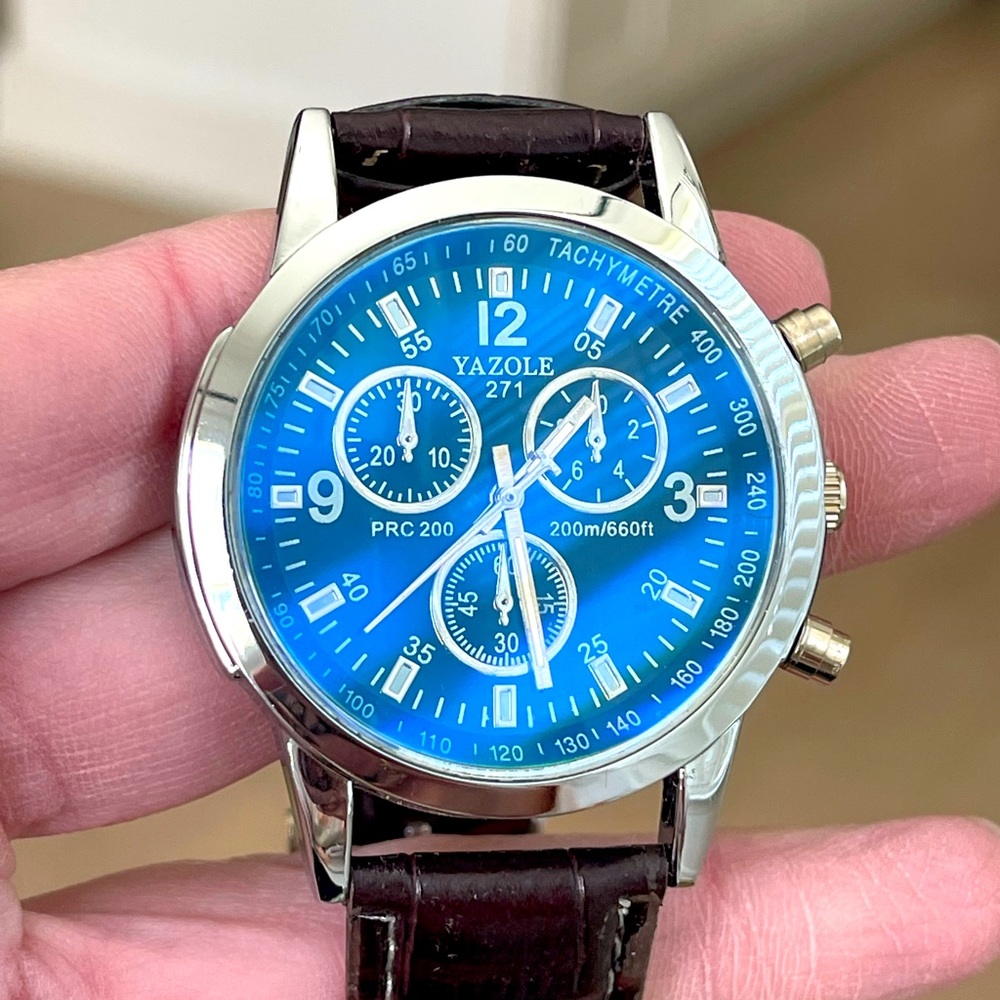 Yazole watch without box. Needs repair / battery.
